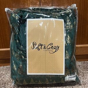 BRAND NEW Soft &‎ Cozy Green and Gold Holiday Trees Plush V-Neck Pajama Set